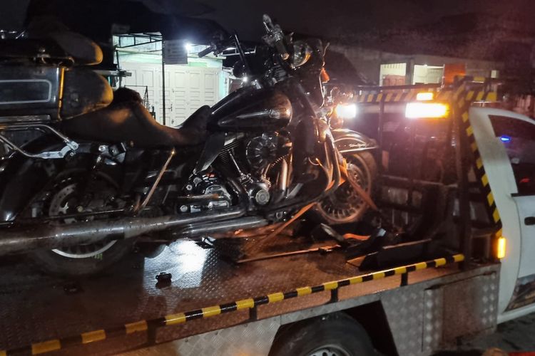 Polisi mengevakuasi motor pengguna Harley Davidson di Kabupaten Toba yang tewas usai terkena serangan jantung, Jum'at (29/9/2023)