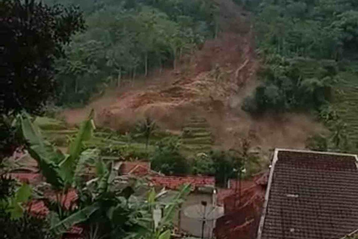 Tebing 150 Meter Longsor di Sumedang, Lalap 2 Ha Sawah dan Tutup Aliran Sungai. Screenshoot Aam Aminullah/KOMPAS.com