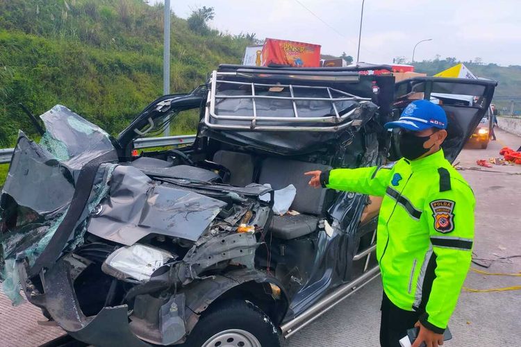 Grand Max Tabrak Truk di Tol Cisumdawu, 1 Penumpang Tewas