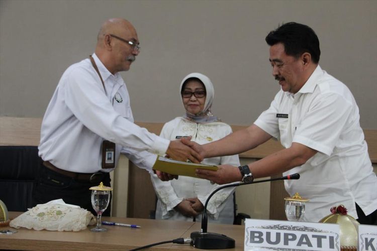 Kepala BPCB Jatim, Andi Muhamad Said (kiri) menyerahkan berkas pendaftaran situs petirtaan kuno di Sumberbeji kepada Kepala Dinas Pendidikan dan Kebudayaan Jombang, Budi Nugroho (kanan), dihadapan Bupati Jombang, Mundjidah Wahab (tengah). Penyerahan berkas dilaksanakan di komplek rumah dinas Bupati Jombang, Rabu (7/8/2019).