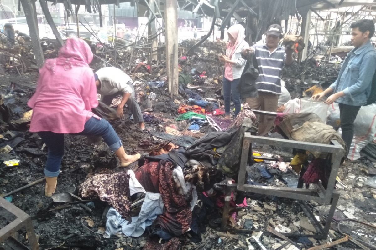 Sejumlah pedagang mencari barang berharga di tengah puing ping pasar penampungan Blok A, Kebayoran Baru Jakarta Selatan. Rabu (6/3/2019)