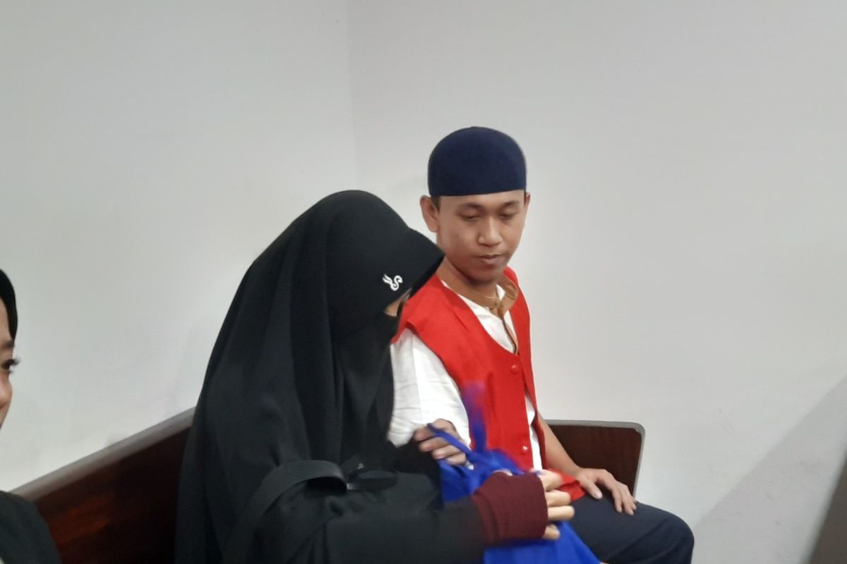 Pria yang ancam penggal Jokowi, Hermawan Susanto bersama sang istri di Pengadilan Negeri Jakarta Pusat, Selasa (4/2/2020)