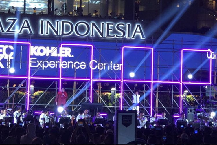 Titiek Puspa di panggung depan Bundaran Hotel Indonesia, Jakarta Pusat pada Minggu (31/12/2023). 