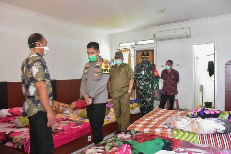 Sekda Karawang Acep Jamhuri bersama Kapolres Karawang AKBP Arif Rachman Arifin dan Dandim 0604 Karawang Letkol Inf. Medi Haryo Wibowo meninjau ruang BLK Disnakertras yang akan digunakan untuk menampung pasien Corona tak bergejala, Kamis (9/4/2020).