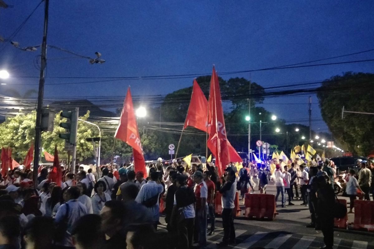 Ratusan simpatisan pendukung pasangan Jokowi-Maruf dari Projo dan Gojo mendatangai kantor Komisi Pemilihan Umum (KPU), Menteng, Jakarta Pusat, Jumat (21/9/2018).