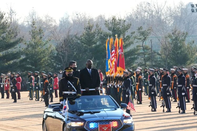 Lloyd Austin dan Suh Wook dalam upacara penyambutan di Seoul, 2 Desember 2021 (Foto: Ahn Young-joon/Pool via REUTERS)