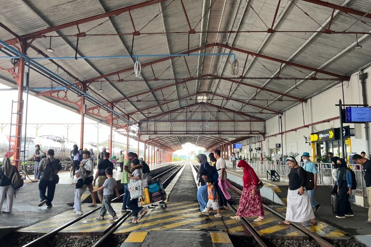 Banjir yang terjadi di Semarang dipastikan akan mengganggu jadwal kedatangan 2 kereta di Stasiun Madiun. PT KAI Daop 7 akan memberikan Service Recovery bagi pelanggan yang terdampak sesuai aturan yang berlaku