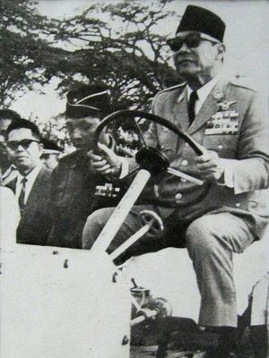 Presiden Sukarno menginspeksi konstruksi Monumen Nasional (Monas) di Jakarta. Sukarno didampingi arsitek Soedarsono. Foto diambil sekitar 1963-1964.