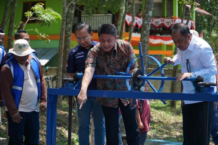 Gubernur Sumatera Selatan (Sumsel) Herman Deru saat meresmikan infrastruktur irigasi di Desa Tanjung Baru, Kecamatan Tanjung Tebat, Kabupaten Lahat, Sumsel, Minggu (10/9/2023).
