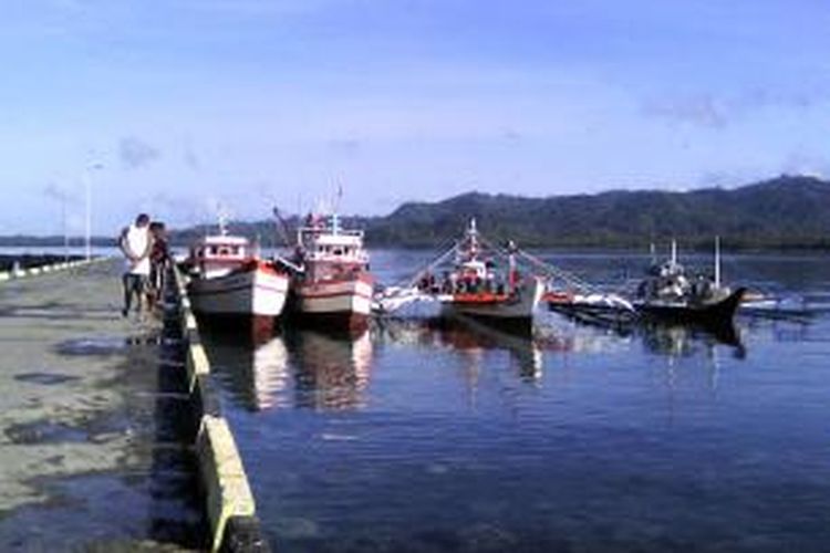 Beberapa kapal dan perahu asing dari Filipina ditahan di Dermaga Beo, Talaud karena diduga menangkap ikan di perairan Indonesia.