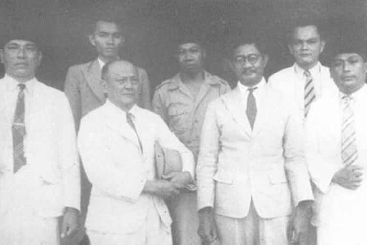 Lanto Daeng Pasewang, I. P. L. Tobing, Sam Ratulangi, Suwarno, Josef Latumahina, Wim Pondaag, and Intje Saleh Daeng Tompo, tokoh Sulawesi penyebar berita proklamasi di Sulawesi