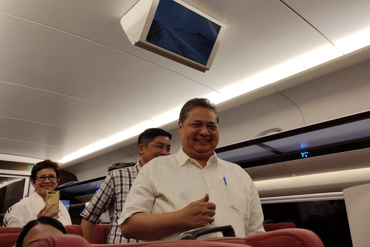 Menteri Koordinator Bidang Perekonomian, Airlangga Hartarto, ketika menjajal Kereta Cepat Jakarta-Bandung, Rabu (11/10/2023).