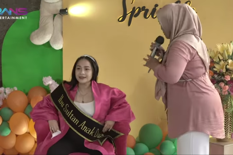 Artis Nagita Slavina dalam acara Baby Sprinkle, kejutan dari keluarga dan rekannya