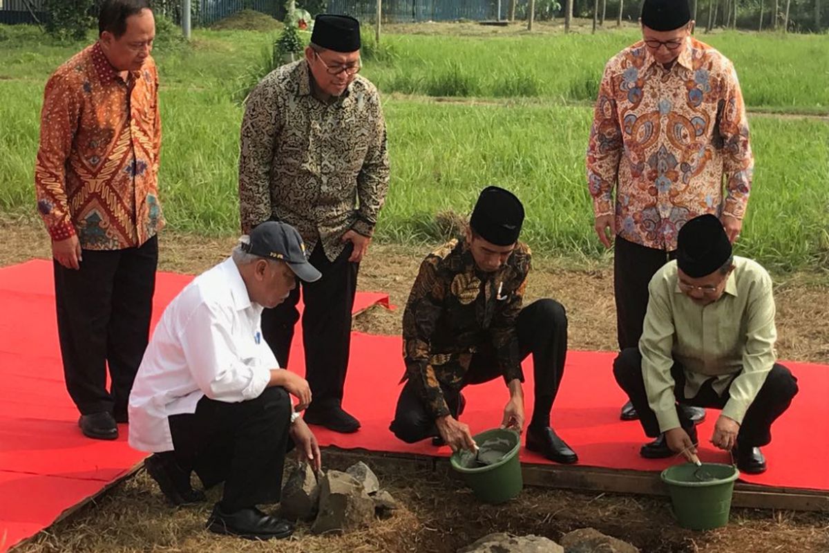 Presiden Joko Widodo, Selasa (5/6/2018) pagi, melaksanakan peletakan batu pertama pembangunan Universitas Islam Internasional Indonesia (UIII) di Cimanggis, Depok, Jawa Barat. 