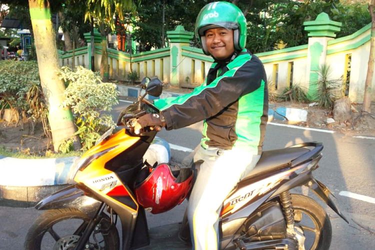 Zainul Abidin, guru honorer di Kabupaten Jombang yang bertugas sejak tahun 2004, memanfaatkan waktu di luar jam mengajar untuk bekerja sebagai driver ojek online.