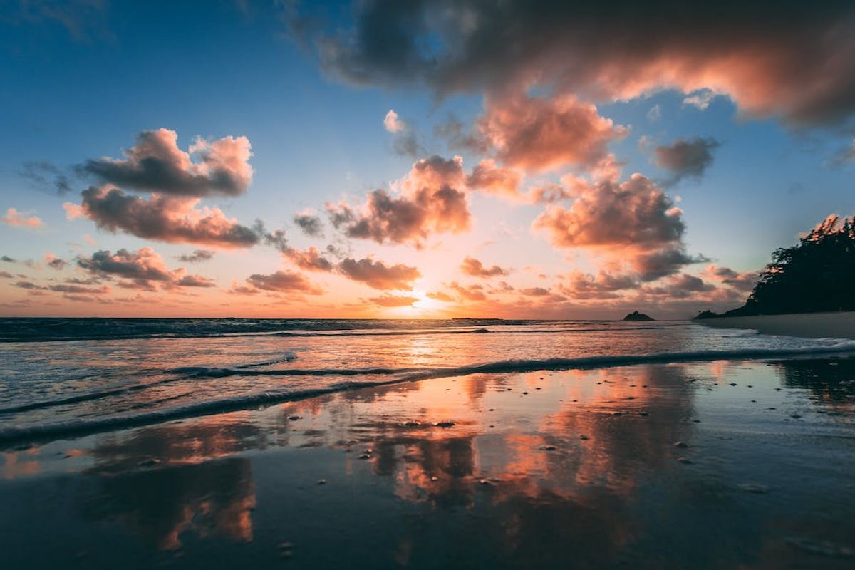 Ilustrasi pemandangan sunrise. Berikut tempat melihat matahari terbit di Yogyakarta. 