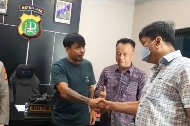 Mantan atlet MMA, Rudy Agustian alias Golden Boy dan pengemudi merah ugal-ugalan bernama Candra berjabat tangan di Mapolsek Pagedangan, Selasa (18/7/2023). Kedua bersepakat berdamai atas insiden percekcokan di Bundaran Greenwich, BSD, Pagedangan, Kabupatan Tangerang.