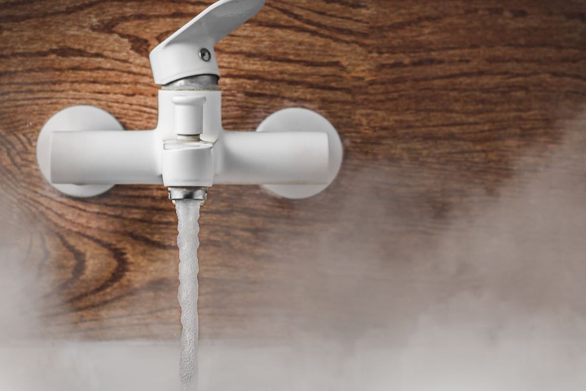 Mandi. Video seorang warga hendak menumpang mandi di kantor PDAM Malang viral.