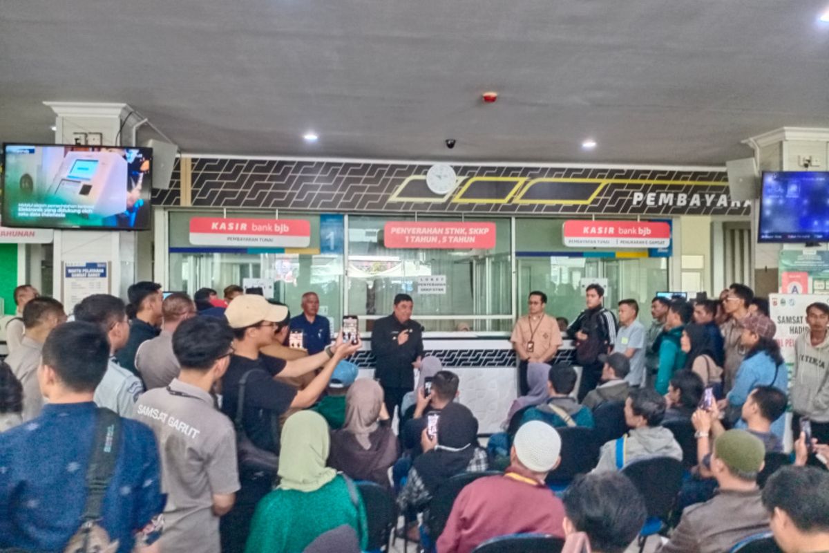 Bupati Garut Abdusy Syakur Amien mengunjungi kantor Samsat Garut untuk melohat langsung antusiasme masyarakat Garut memanfaatkan program pemutihan pajak kendaraan, Senin (14/4/2025) pagi