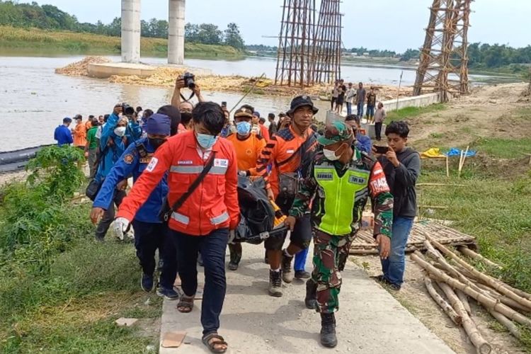 Proses evakuasi jasad korban penumpang perahu penyeberangan sungai bengawan solo di Desa Ngadirejo, Kecamatan Rengel , Tuban
