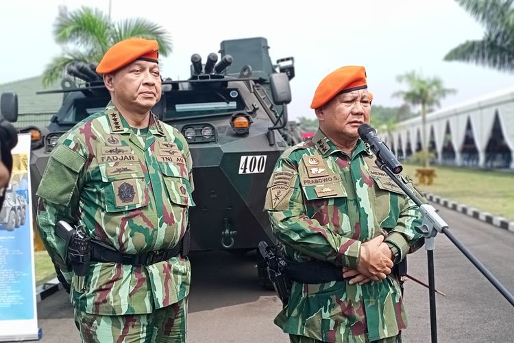 Menteri Pertahanan (Menhan) Prabowo Subianto saat melakukan lawatan ke Mako Kopasgat di Margahayu, Bandung. Prabowo juga mendapatkan penghargaan sebagai warga kehormatan Kopasgat pada Selasa (14/3/2023)