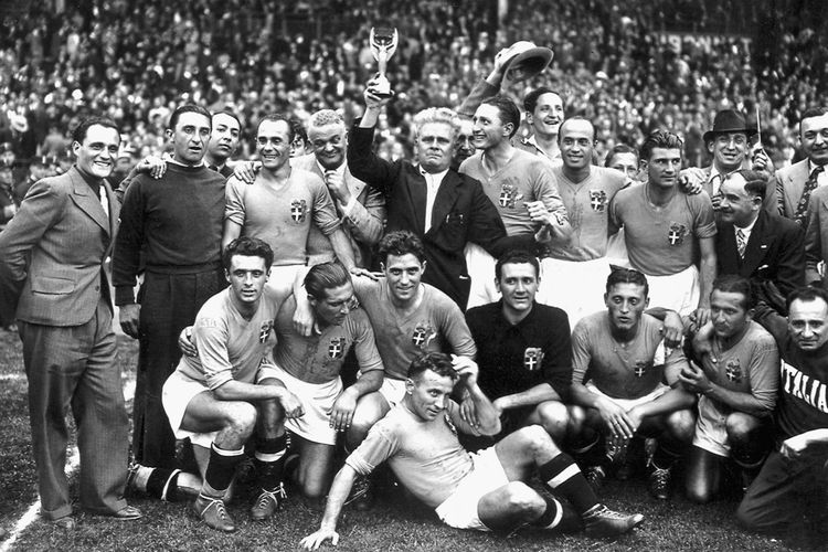 Timnas Italia berpose dengan trofi Piala Dunia setelah mengalahkan Hongaria 4-2 di final Piala Dunia, 19 Juni 1938 di Colombes. (Berdiri dari kiri: Amadeo Biavati (4 dari kiri), pelatih Vittorio Pozzo memegang trofi, Silvio Piola, Giovanni Ferrari, Gino Colaussi; baris pertama, dari L : Ugo Locatelli, Giuseppe Meazza, Alfredo Foni, Pietro Serantoni, Aldo Olivieri, Pietro Rava dan Michele Andreolo). Vittorio Pozzo menjadi pelatih tersukses di Piala Dunia. Di artikel ini Anda bisa baca daftar pelatih juara Piala Dunia. (Photo by STAFF / AFP)