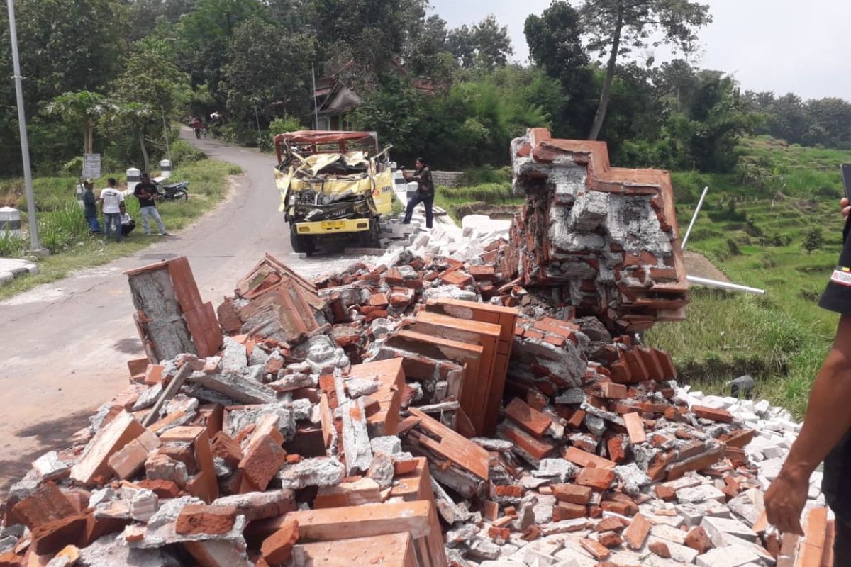 Diduga rem blong, truk bernomor polisi S 8693 UC menghantam tugu perbatasan Magetan- Ponorogo, Jawa Timur. Akibat kecelakaan tersebut, sopir dan kenek tewas di lokasi kejadian.
