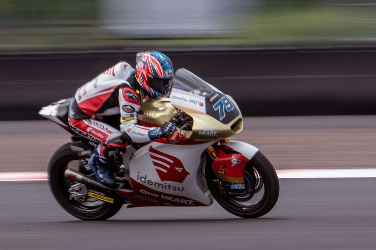 Pembalap Idemitsu Honda Team Asia Jepang Ai Ogura berkompetisi selama sesi latihan bebas untuk balapan Moto2 Mandalika di Sirkuit Internasional Mandalika di Kuta Mandalika, Lombok Tengah, Jumat (18/3/2022).