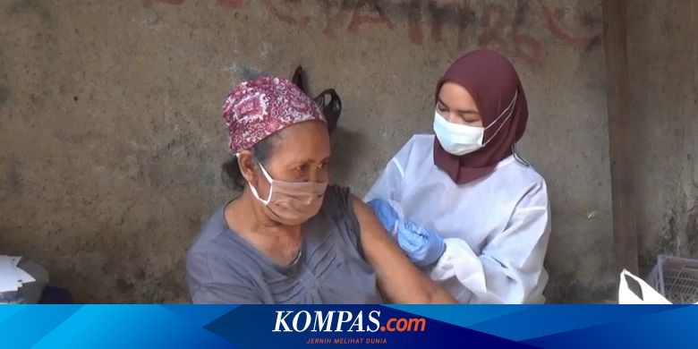 Cerita Polisi Rayu Para Lansia Bersedia Divaksin Covid-19 - Vimarsana News