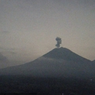 Gunung Semeru Letuskan Kolom Abu 900 Meter pada Kamis Malam, Status Waspada