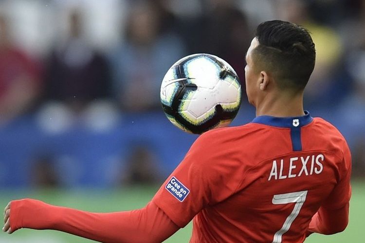 Alexis Sanchez tengah mengontrol bola pada pertandingan Argentina vs Cile dalam perebutan posisi ketiga Copa America 2019 di Arena Corinthians, 6 Juli 2019. 
