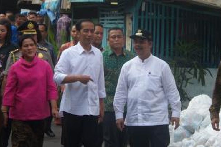 Presiden Joko Widodo saat membagikan sembako di wilayah Tanah Tinggi, Jakarta Pusat, Sabtu (29/8/2015).