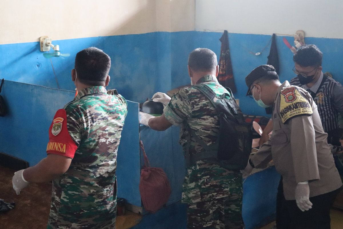 Petugas gabungan dari TNI-Polri dan pihak Lapas Kelas IIA Bulak Kapal saat menggelar sidak barang berbahaya, Jumat (17/3/2023). Sejumlah barang mulai dari ponsel hingga pisau cukur ditemukan petugas dalam sidak tersebut.