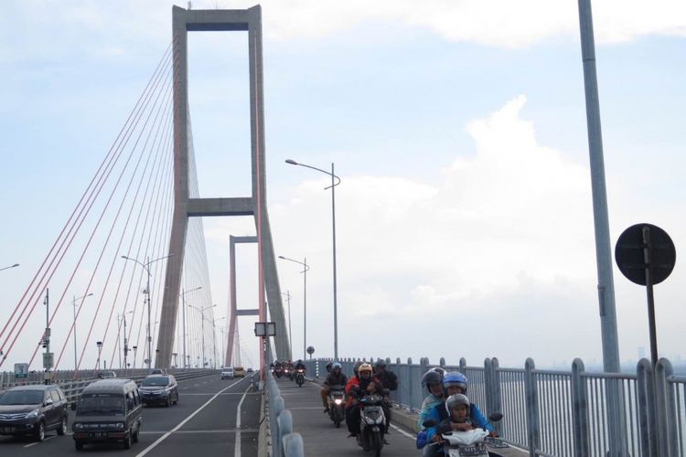 Sejumlah pengendara roda dua dan roda empat melintas di Jembatan Suramadu.