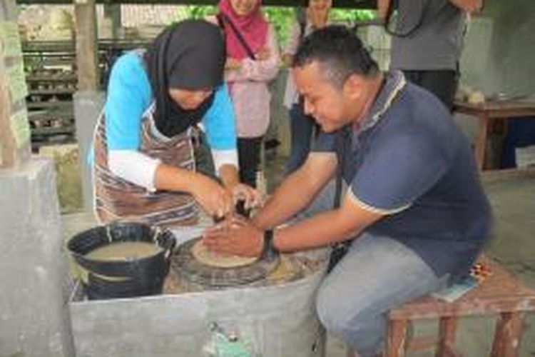 Seorang wisatawan belajar membuat kerajinan dari keramik glasir, di galeri Komunitas, Desa Karanganyar, Kecamatan Borobudur, Kabupaten Magelang, Minggu (3/5/2015)