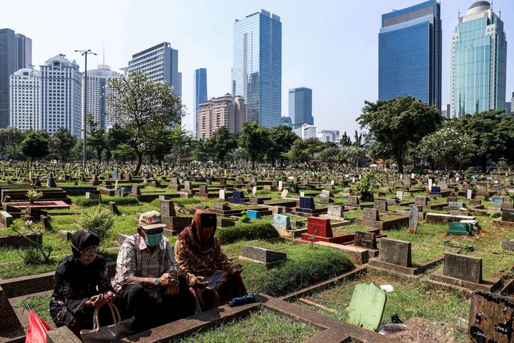 Ilustrasi. Warga melakukan ziarah kubur di tempat pemakaman umum (TPU) Karet Tengsin, Jakarta Pusat, Rabu (22/4/2020). Pemprov DKI Jakarta mengimbau warga untuk menunda ziarah di tempat pemakaman umum (TPU) menjelang Ramadhan. Tujuannya untuk mencegah penyebaran virus corona tipe 2 (SARS-CoV-2) penyebab Covid-19.