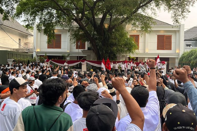 Organisasi relawan pendukung Presiden Joko Widodo, Pro Jokowi (Projo) kumpul di kediaman Prabowo Subianto di Jalan Kartanegara, Jakarta Selatan, Sabtu (14/10/2023) sore.
