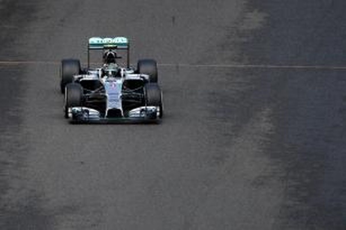 Pebalap Mercedes asal Jerman, Nico Rosberg, memacu mobilnya di Sirkuit Spa-Francorchamps pada sesi latihan ketiga GP Belgia, Sabtu (23/8/2014).