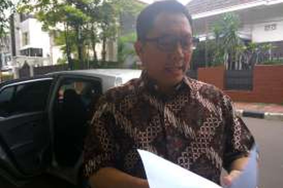 Boy Sadikin menunjukkan surat pengunduran dirinya dari PDI-P, di rumahnya di Jalan Borobudur, Pegangsaan, Jakarta Pusat, Kamis (22/9/2016).