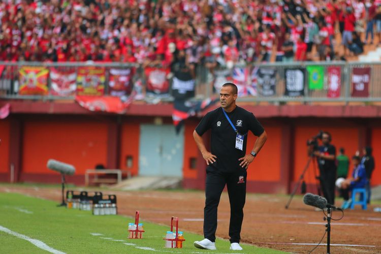 Pelatih Madura United Fabio Lefundes bedrid di pingir lapangan menyaksikan pemain saat pertandingan pekan ke-21 Liga 1 2022-2023 melawan Persebaya Surabaya yang berakhir dengan skor 0-2 di Stadion Gelora Ratu Pamelingan Pamekasan, Minggu (29/1/2023) sore.