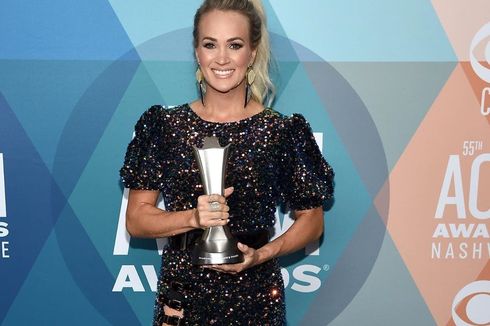 Carrie Underwood Gunakan Anting Buatan Indonesia di ACMA 2020 