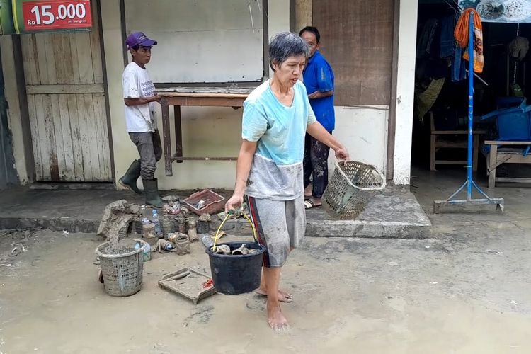 Warga di Desa Karanganyar, Kecamatan Karanganyar, Kabupaten Demak, membersihkan perabot dan rumah pasca banjir, Minggu (24/3/2024). (KOMPAS.COK/NUR ZAIDI)