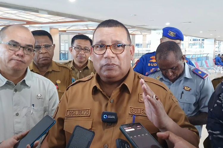 Pj Gubernur Papua Barat Daya saat Menyampaikan Keterangan Pers