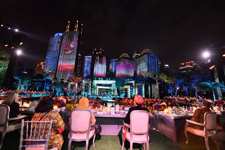 Gedung-gedung yang terletak di kawasan Sudirman Central Business District (SCBD), Jakarta disulap menjadi layar raksasa pada pelaksanaan Gala Dinner Konferensi Tingkat Tinggi (KTT) ke-43 ASEAN, Rabu (6/9/2023).
