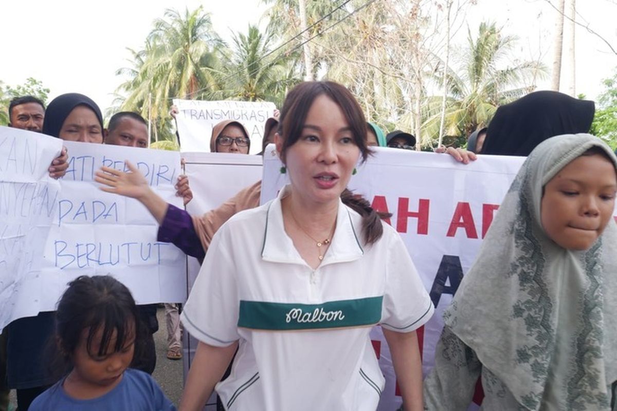 Wakil walikota sekaligus wakil kepala BP Batam saat menerima unjuk rasa warga Rempang di Kampung Tua Pasir Merah, Sabtu (29/3/2025)