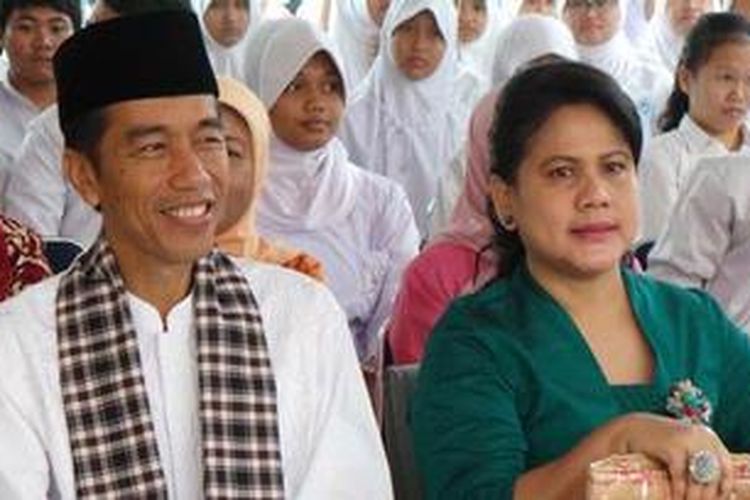 Gubernur DKI Jakarta Joko Widodo bersama istrinya, Iriana,  saat menghadiri peringatan Hari Kanker Sedunia, Jumat (22/2/2013), di SMAN 24, Senayan,  Jakarta.
