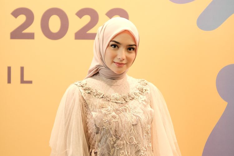 Citra Kirana tampil dengan pakaian anggun dan cantik dalam gelaran Indonesia Fashion Week (IFW) 2022 digelar di Jakarta Convention Center pada 13-17 April 2022.