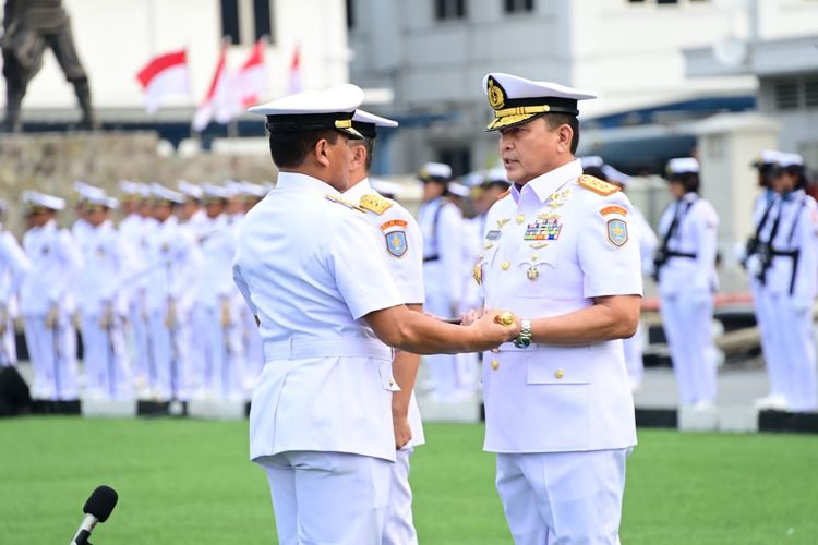 Laksamana Muda (Laksda) Edwin resmi menjabat sebagai Panglima Komando Lintas Laut Militer (Pangkolinlamil) setelah dilaksanakan serah terima jabatan (sertijab), Minggu (21/5/2023). Sertijab dipimpin langsung oleh Kepala Staf TNI Angkatan Laut (KSAL) Laksamana Muhammad Ali di Markas Kolinlamil, Jakarta Utara.