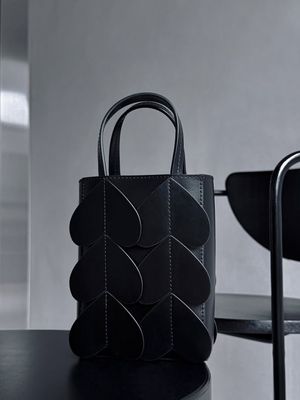 Tas kulit karya Peggy Hartanto yang disebut dijiplak oleh produsen lokal.