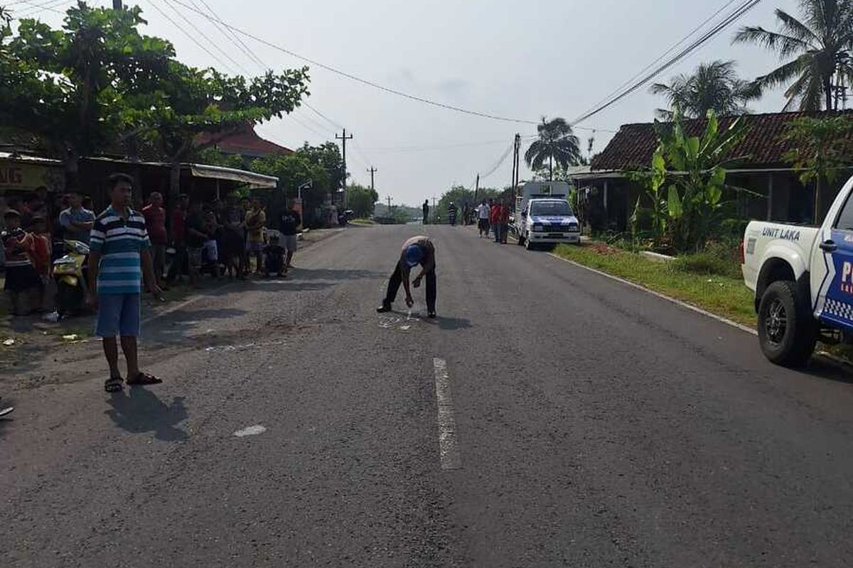 Polisi mengolah lokasi tabrakan motor dengan mobil pickup di Jalan Kawasan Industri pada kalurahan Tuksono, kapanewon Sentolo, kabupaten Kulon Progo, Daerah Istimewa Yogyakarta, Minggu (4/5/2025) setelah tengah hari. Satu orang tewas.